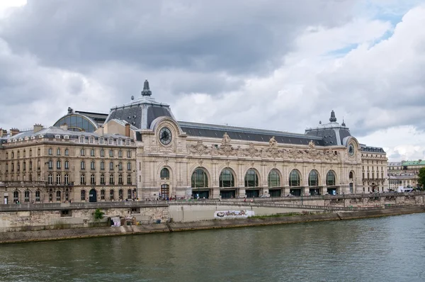 Museum d 'orsay mit Blick auf den Fluss — Stockfoto