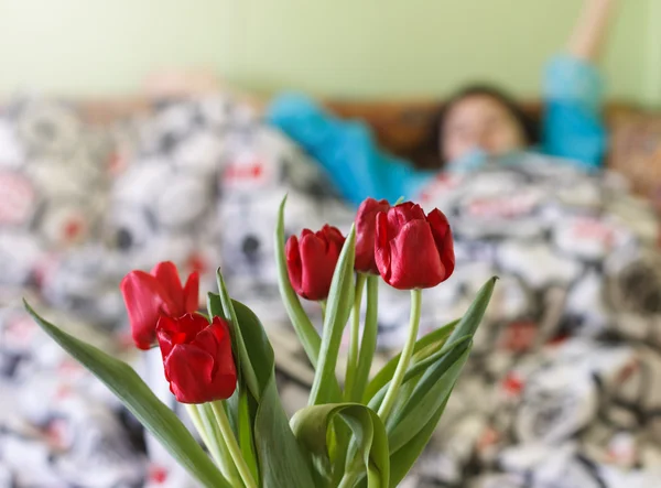 The bouquet of red tulips as a gift for a woman this morning . — Stock Photo, Image