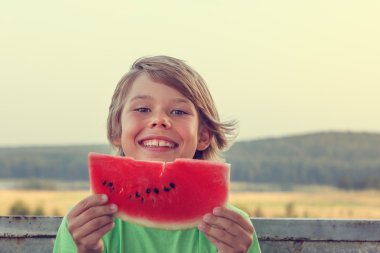güzel çocuk karpuz açık havada bir parça yiyor