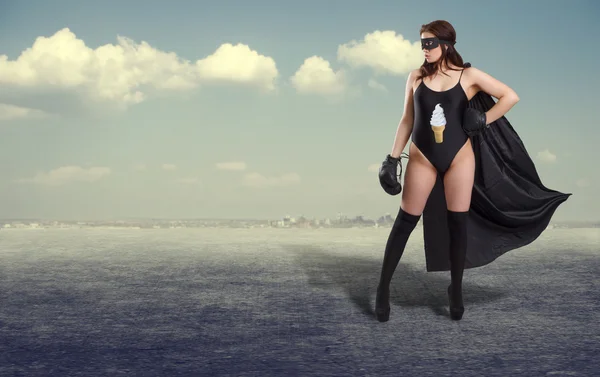都市景観を背景に女性スーパーヒーロー . — ストック写真