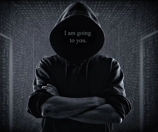 Un hacker de Internet anónimo en línea para adultos con cara invisible — Foto de Stock