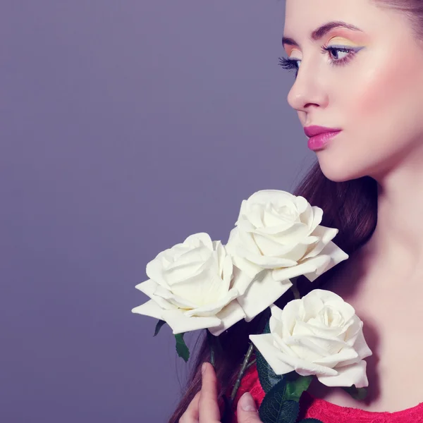 Retrato de moda de bela jovem com flores de rosa — Fotografia de Stock