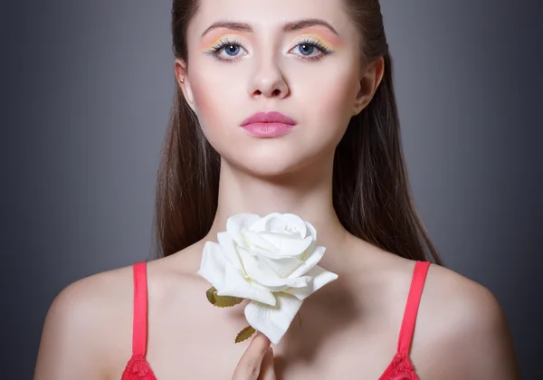 Retrato de moda de bela jovem com flores de rosa — Fotografia de Stock