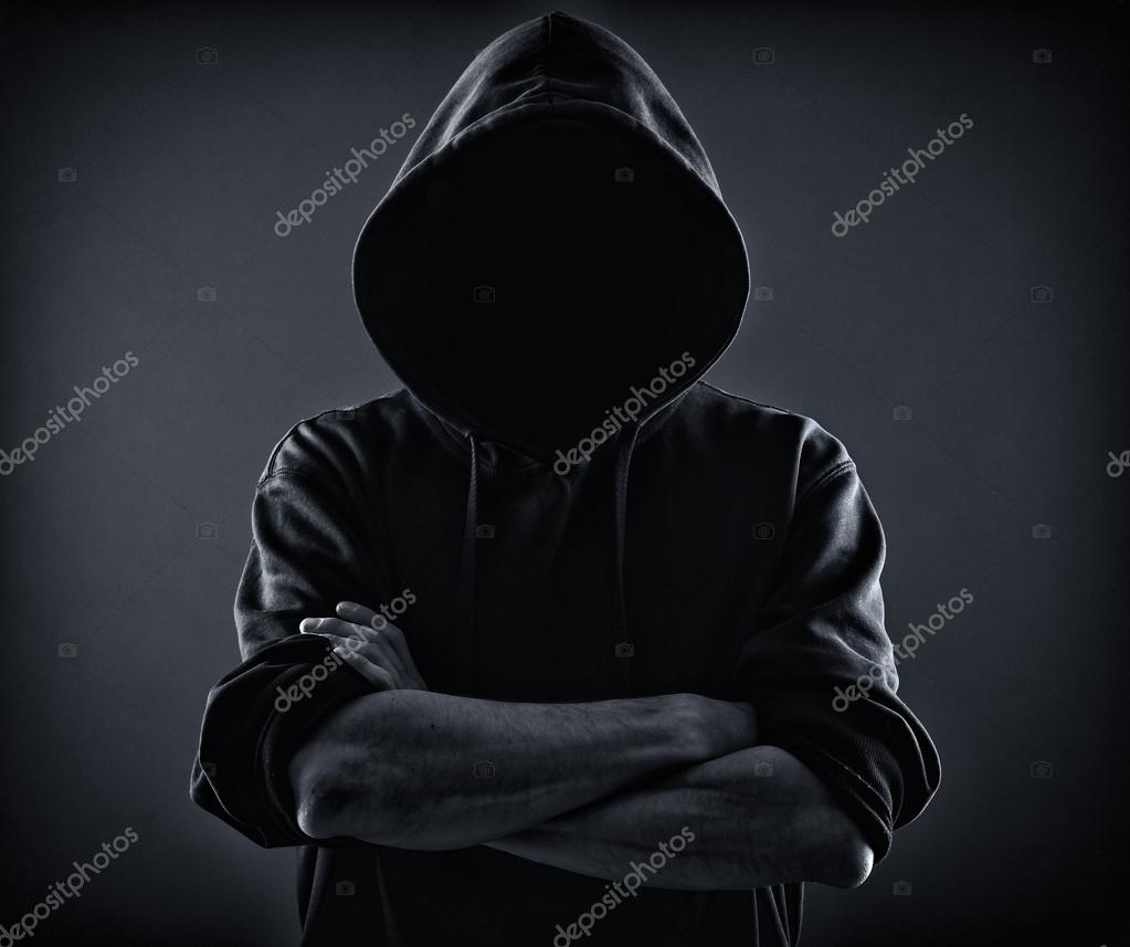 En ansiktsløs, skummel mann med hette mot mørk bakgrunn. . – stockfoto ©  papa42 #109976686, image size:1023x857