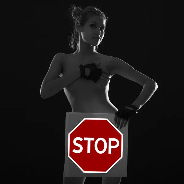 Bela sexy jovem mulher cobrindo ela nu corpo proibitivo sinal . — Fotografia de Stock