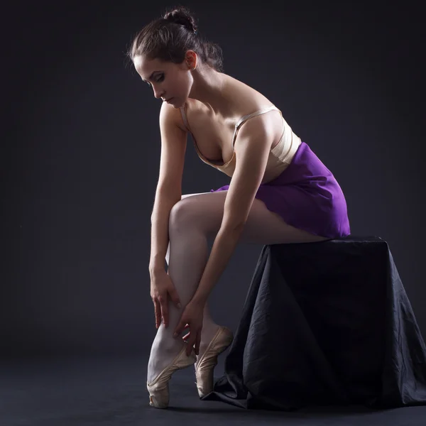 Ballerina seduta in una posa elegante . — Foto Stock