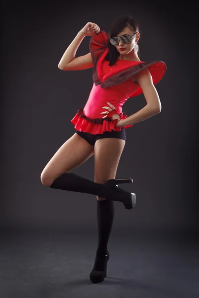 Красивая танцовщица в костюме сцены в полном расцвете сил на черном фоне  . — стоковое фото