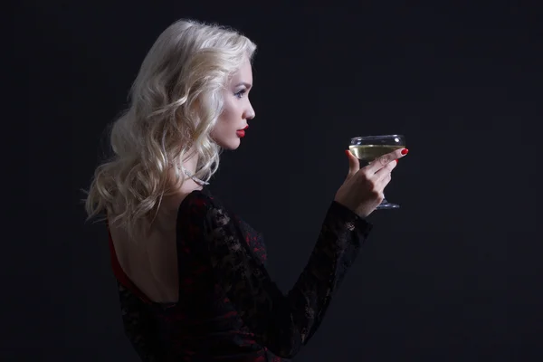 Jeune femme de luxe avec verre de champagne . — Photo