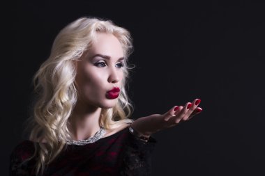 Güzel sarışın kadın eline üfleme.