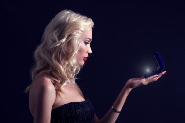 Güzel sarışın kadın mücevher kutusu.