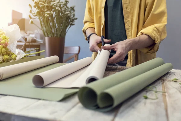 Bloemist Versiert Een Boeket Bloemen Plaatsing Van Bloemen Het Begrip — Stockfoto