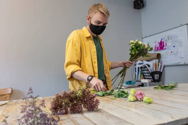 Чоловічий Флорист Прикрашає Квітковий Букет Квітковому Салоні — стокове фото