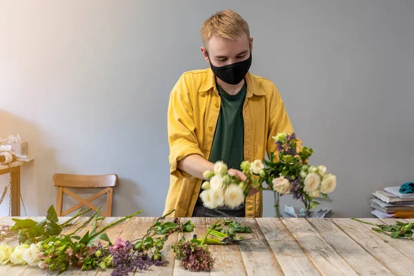 Florista Masculino Decora Ramo Flores Salón Flores — Foto de Stock