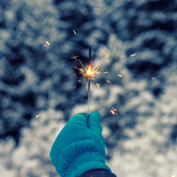 冬の森の背景に手をつないで輝く 祭りの新年の背景 — ストック写真