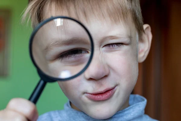 Das Gesicht Eines Glücklichen Jungen Der Durch Ein Vergrößerungsglas Schaut — Stockfoto