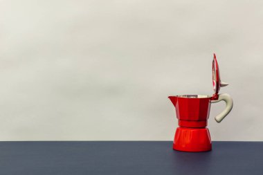 Masada kırmızı kahve demliği ve tasarım için yer var..