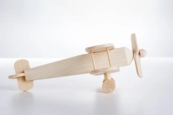 Holzspielzeug Aus Flugzeug Großaufnahme Auf Weißem Hintergrund lizenzfreie Stockbilder