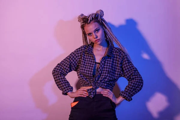 Een Jonge Stijlvolle Vrouw Dreadlocks Poseert Een Neon Licht Fashion — Stockfoto