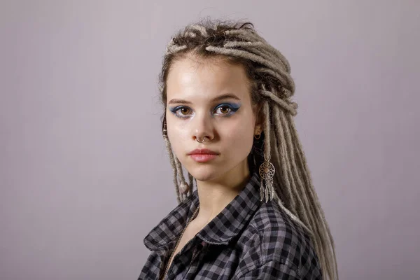 Porträt Einer Jungen Frau Mit Dreadlocks Und Piercings Moderne Frisur — Stockfoto