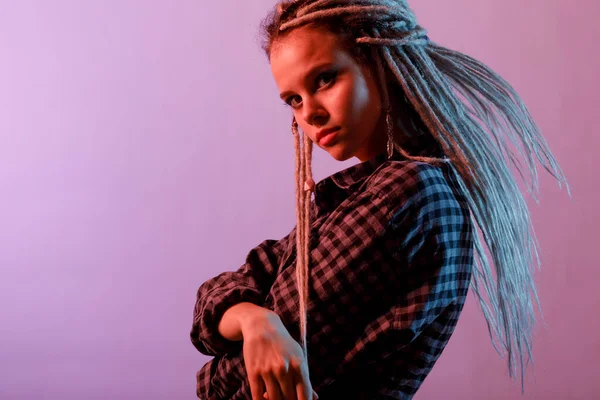 Eine Junge Stylische Frau Dreadlocks Posiert Neonlicht Modefoto Farbiger Beleuchtung Stockbild
