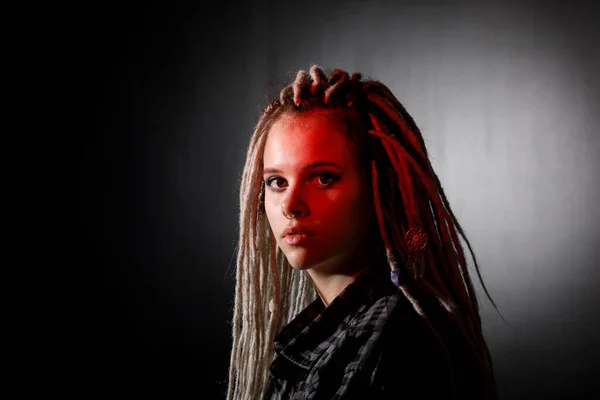 Retrato Uma Jovem Mulher Com Dreadlocks Piercings Iluminação Colorida Penteado Fotos De Bancos De Imagens