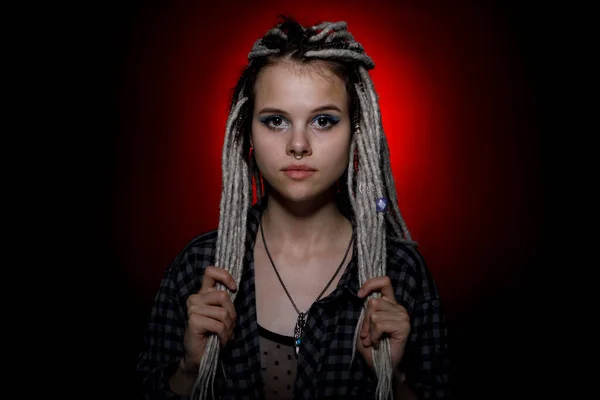 Retrato Uma Jovem Mulher Com Dreadlocks Piercings Iluminação Colorida Penteado Fotos De Bancos De Imagens