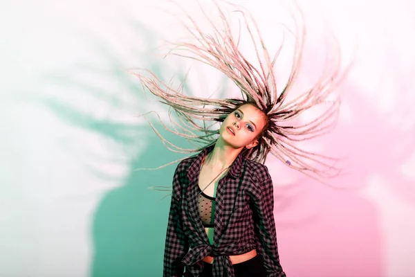 Eine Junge Stylische Frau Dreadlocks Posiert Neonlicht Modefoto Farbiger Beleuchtung Stockfoto