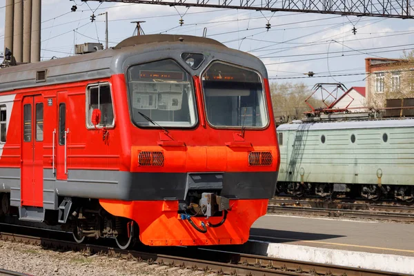 Elektrikli Tren Gün Içinde Istasyonda Kırmızıdır — Stok fotoğraf