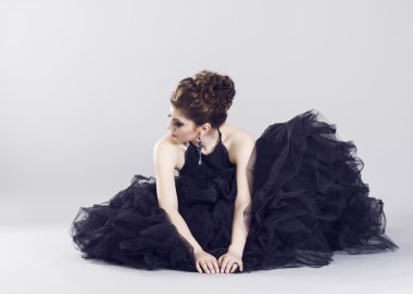 lüks siyah elbiseli kadın