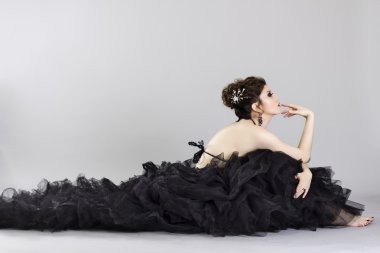 lüks siyah elbiseli kadın