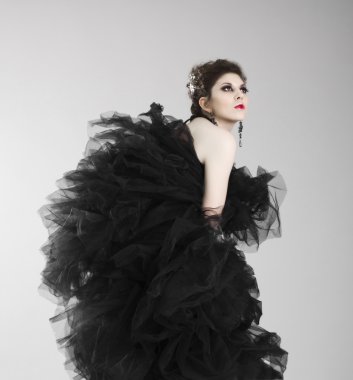 lüks siyah elbiseli kadın