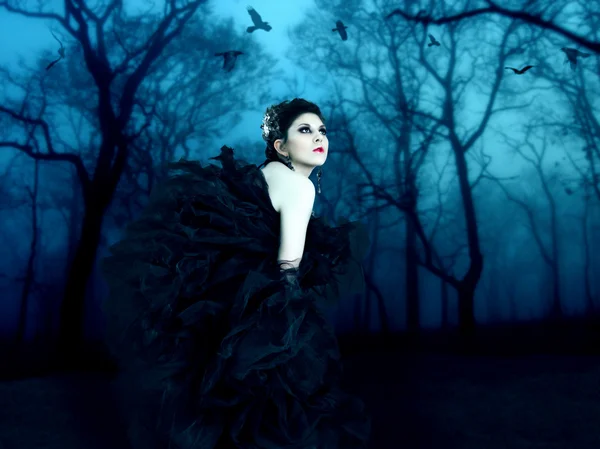 Mujer vampiro en el bosque nocturno . — Foto de Stock