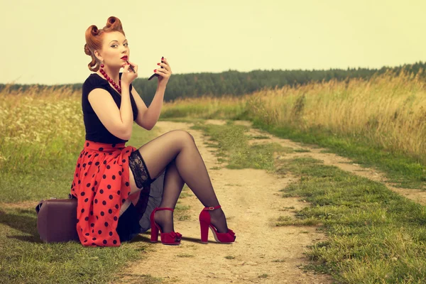 Vrouw schilderij lippenstift. — Stockfoto