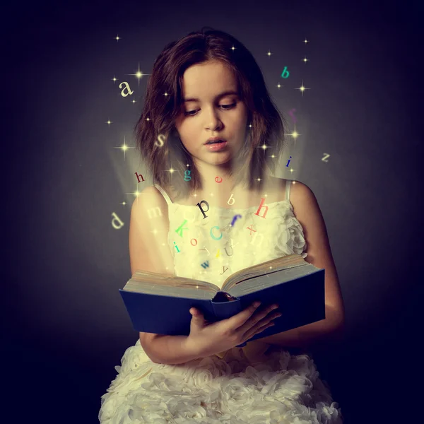 Flicka läsa bok — Stockfoto