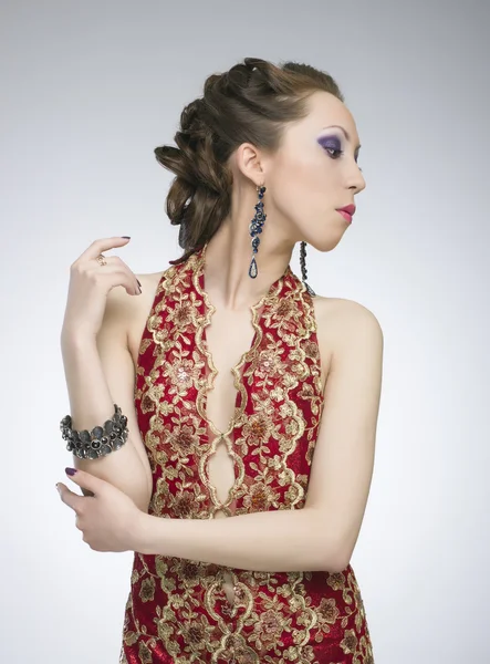 Mujer con pendientes y pulsera de lujo —  Fotos de Stock