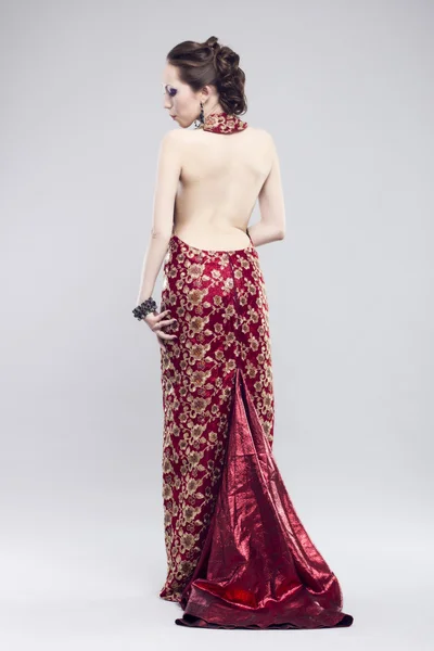 Mulher vestindo vestido vermelho longo — Fotografia de Stock