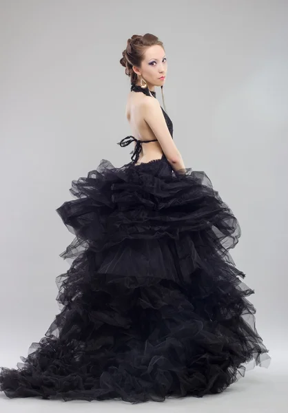 Femme en robe noire longue luxueuse — Photo
