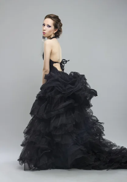 Femme en robe noire longue luxueuse — Photo