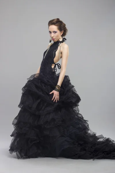 Žena v luxusní dlouhé černé šaty — Stock fotografie