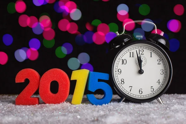 Reloj despertador y cifras en 2015 . — Foto de Stock