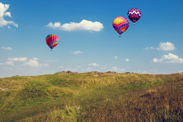 Luftballons am blauen Himmel — Stockfoto