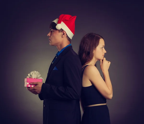 Menino dá presente para menina no Natal — Fotografia de Stock