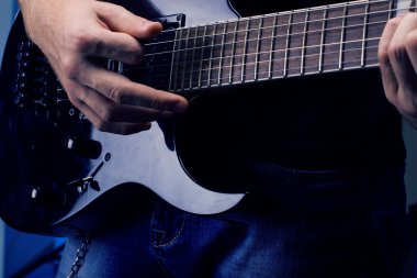 Gitar çalan müzisyen