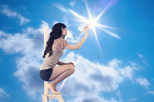 Menina lançando avião de papel — Fotografia de Stock