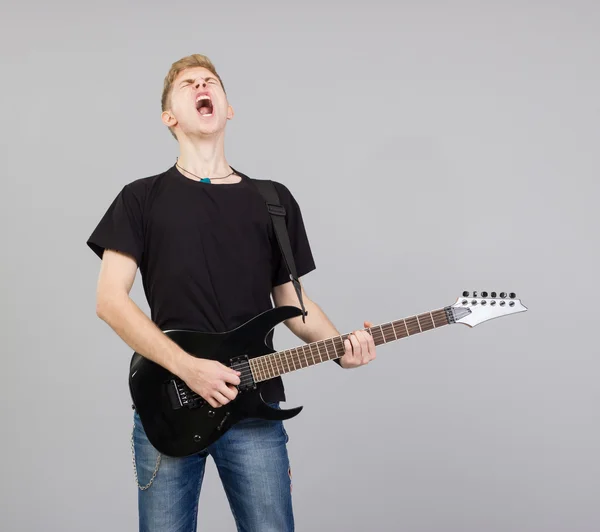 Музыкант играет на гитаре — стоковое фото