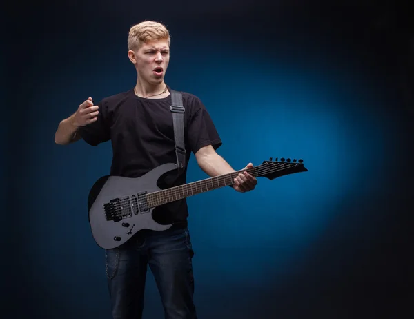 Musician playing guitar — Stock Photo, Image