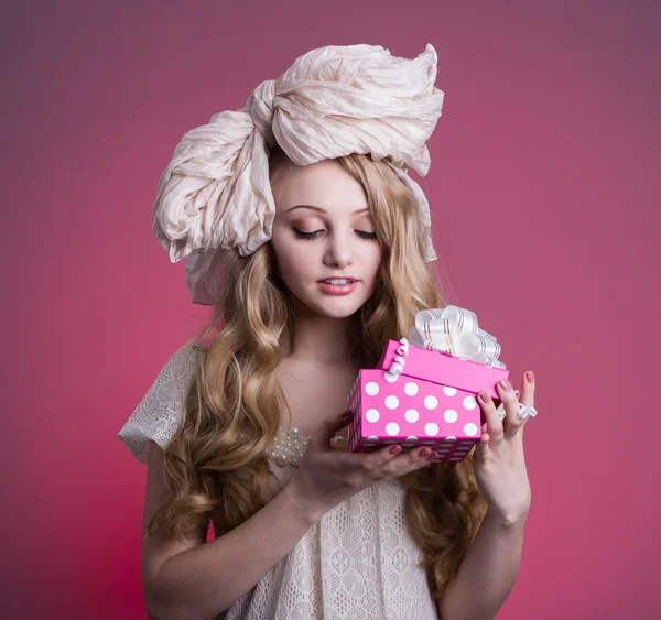 Menina com caixa de presente — Fotografia de Stock