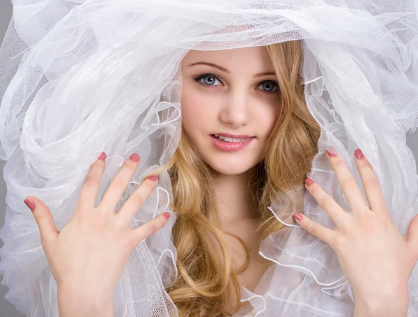 Women under white veil. — Stock Photo, Image