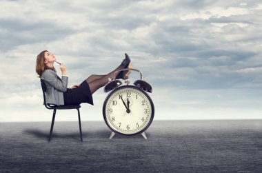 İşkadını bacaklar çalar saat koymak.