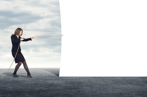 Empresária puxando corda com banner em branco — Fotografia de Stock